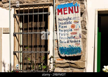 Vernazza Italien - 26 2011. April; rustikale Speisekarte mit Angeboten an der Außenwand des Gebäudes. Stockfoto