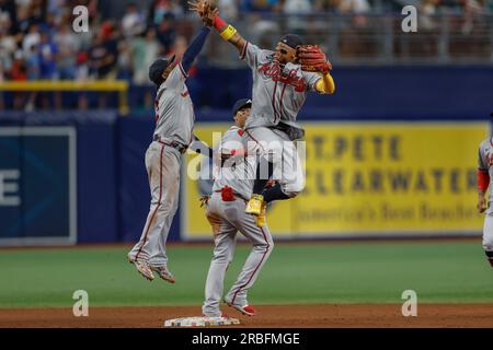 St. Petersburg, Florida, USA; Atlanta Braves Ronald Acuna Jr. (13) feiert den Sieg mit dem zweiten Baseman Ozzie Albies (1) und Shortstop Orlan Stockfoto