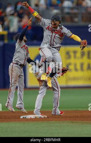 St. Petersburg, Florida, USA; Atlanta Braves Ronald Acuna Jr. (13) feiert den Sieg mit dem zweiten Baseman Ozzie Albies (1) und Shortstop Orlan Stockfoto