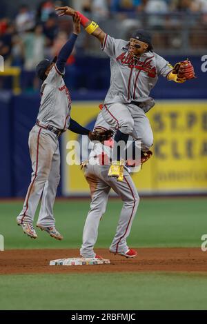 St. Petersburg, Florida, USA; Atlanta Braves Ronald Acuna Jr. (13) feiert den Sieg mit dem zweiten Baseman Ozzie Albies (1) und Shortstop Orlan Stockfoto