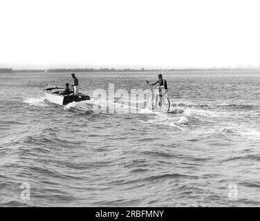 Miami Beach, Florida: c. 1932 Wasserflugzeugstar George Dailey fährt ein Wasserfahrrad für die Filme. Stockfoto