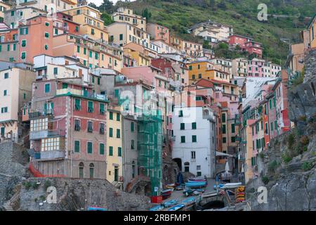 Riomaggiore Italien - 26 2011. April; traditionelle italienische Fischerdorf Terrassenhäuser am Hügel. Stockfoto