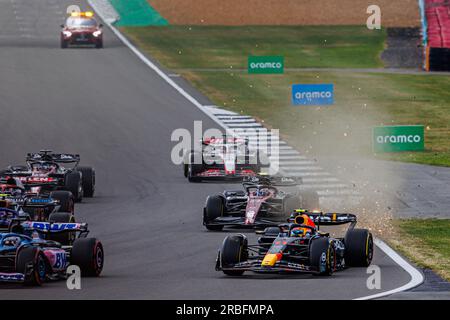 11 PEREZ Sergio (Mex), Red Bull Racing RB19, Action-Start des Rennens, Abfahrt, Funken während der Formel-1-Grand-Prix 2023 von Aramco, 10. Runde der Formel-1-Weltmeisterschaft 2023 vom 7. Bis 9. Juli 2023 auf der Silverstone Circuit in Silverstone, Großbritannien Stockfoto
