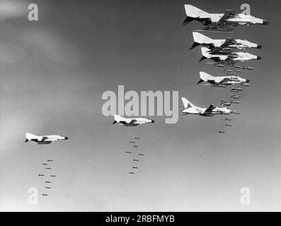 Nordvietnam: 31. Januar 1966 Air Force F-4C Phantomflugzeuge werfen Bomben auf kommunistische Militärziele in Nordvietnam ab. Die Phantom-Crews werden von einem Air Force B-66 Destroyer-Flugzeug unter Radarkontrolle geführt. Stockfoto