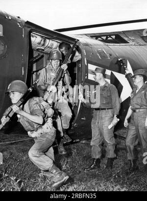 Vietnam: März 1962 vietnamesische Infanteristen strömen aus einem Piasecki H-21C Shawnee Hubschrauber als ihre USA Militärberater Ausbilder, sehen Sie sich das an. Stockfoto