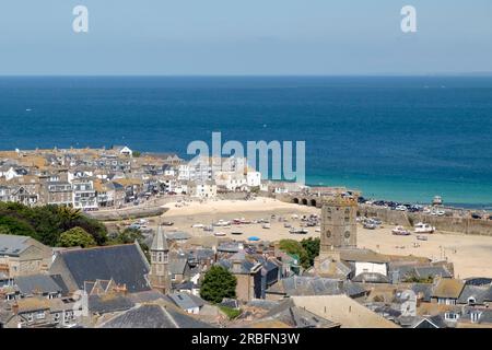 Rund um das beliebte St. Ives in South West Cornwall UK. Die Stadt und der Strand von Burrows aus gesehen. Stockfoto