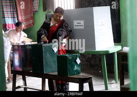 Nicht exklusiv: 08. Juli 2023, Howrah, Indien: Eine Wählerin stimmte für die westbengalischen Panchayat-Wahlen am Stadtrand von Kalkutta am Juli ab Stockfoto