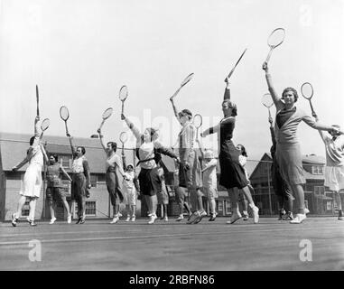 New Brunswick, New Jersey: ca. 1922 weibliche Studenten am State College for Women üben ihren Tennisschlag. Stockfoto