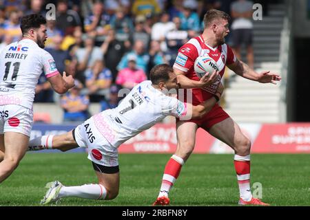 AJ Bell Stadium, Stadium Way, Eccles, Salford, 9. Juli 2023 Betfred Super League Salford Red Devils gegen Leeds Rhinos Ben Hellewell von Salford Red Devils, angegriffen von Aidan Sezer von Leeds Rhinos Credit: Touchlinepics/Alamy Live News Stockfoto