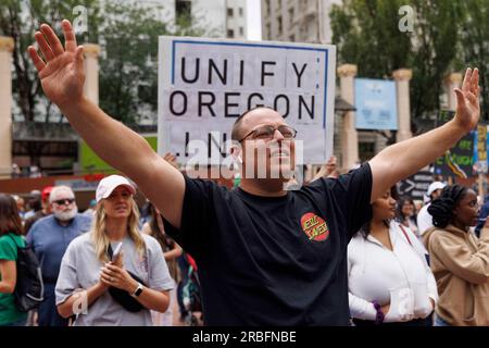 Portland, USA. 08. Juli 2023. Die United Revival Ministries veranstalteten am 8. Juli 2023 am Pioneer Square in Portland, Oregon, einen „Jesus March“, bei dem mehrere Tausend Menschen sangen, beteten und dann marschierten. Ihre Botschaft war, dass nur Jesus und das Christentum Portland und die Vereinigten Staaten retten konnten. (Foto: John Rudoff/Sipa USA) Guthaben: SIPA USA/Alamy Live News Stockfoto