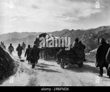 Koto-ri, Korea: Dezember 1950, Heftet Ein Sturm auf Marines unter Null, während sie auf der Rückkehr ins Meer aus Koto-ri herausziehen. Stockfoto