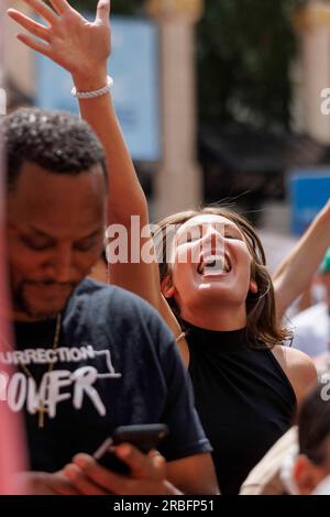 Portland, USA. 08. Juli 2023. Die United Revival Ministries veranstalteten am 8. Juli 2023 am Pioneer Square in Portland, Oregon, einen „Jesus March“, bei dem mehrere Tausend Menschen sangen, beteten und dann marschierten. Ihre Botschaft war, dass nur Jesus und das Christentum Portland und die Vereinigten Staaten retten konnten. (Foto: John Rudoff/Sipa USA) Guthaben: SIPA USA/Alamy Live News Stockfoto