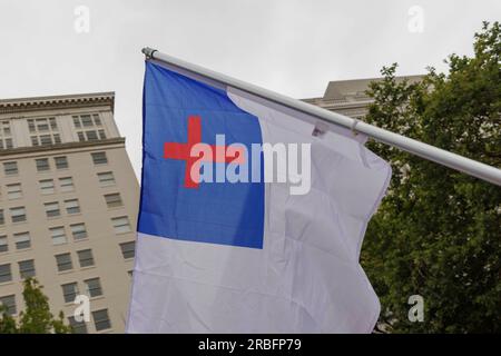 Portland, USA. 08. Juli 2023. Die United Revival Ministries veranstalteten am 8. Juli 2023 am Pioneer Square in Portland, Oregon, einen „Jesus March“, bei dem mehrere Tausend Menschen sangen, beteten und dann marschierten. Ihre Botschaft war, dass nur Jesus und das Christentum Portland und die Vereinigten Staaten retten konnten. (Foto: John Rudoff/Sipa USA) Guthaben: SIPA USA/Alamy Live News Stockfoto