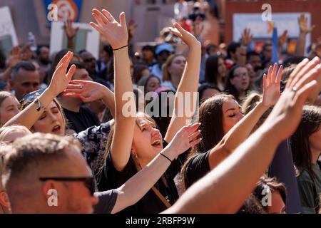 Portland, USA. 08. Juli 2023. Die United Revival Ministries veranstalteten am 8. Juli 2023 am Pioneer Square in Portland, Oregon, einen „Jesus March“, bei dem mehrere Tausend Menschen sangen, beteten und dann marschierten. Ihre Botschaft war, dass nur Jesus und das Christentum Portland und die Vereinigten Staaten retten konnten. (Foto: John Rudoff/Sipa USA) Guthaben: SIPA USA/Alamy Live News Stockfoto