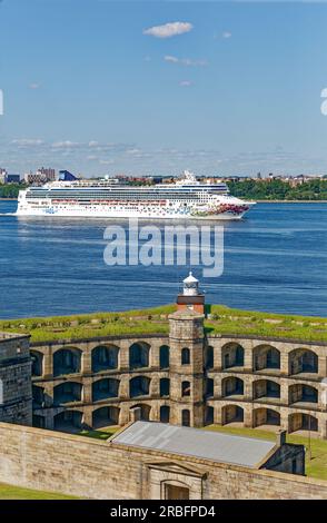 Norwegian Cruise Line's Norwegian Juwel, vorbei an Fort Wadsworth bei der Abfahrt vom New Yorker Hafen unter verstreuten Wolken. Stockfoto