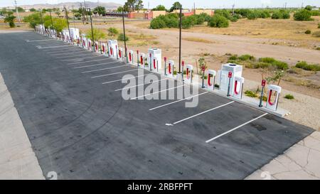 Eloy, Arizona, USA, Dezember 22, 2023, New Tesla Ladestationen in Eloy , Arizona werden in einer Luftaufnahme gezeigt. Stockfoto