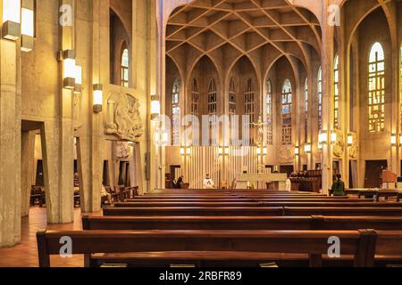 Das Innere einer katholischen Kirche mit Bänken. Westminster Abbey Benediktinerkloster, Mission, Vancouver, BC, Kanada. Reisefoto, selektiver Fokus Stockfoto