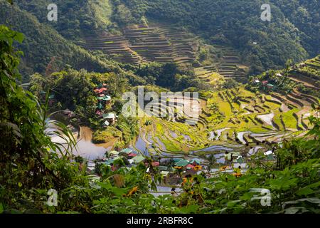 Fantastischer Panoramablick auf Reisfelder und Dorfhäuser in den Bergen der Provinz Ifugao. Banaue, Philippinen, UNESCO-Weltkulturerbe Stockfoto