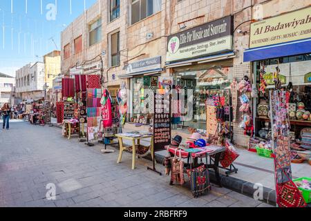 Blick auf Geschäfte, die Souvenirs im Zentrum von Madaba, einer Stadt in Jordanien, verkaufen. Stockfoto