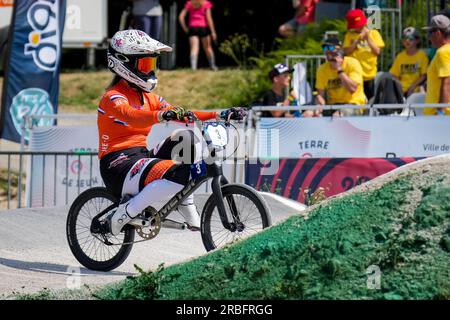 Besancon, Frankreich. 09. Juli 2023. BESANCON, FRANKREICH - JULI 9: Merel Smulders of the Netherlands wärmt sich vor dem Finale der Frauenmannschaft am 3. Tag der UEC BMX-Europameisterschaft 2023 beim Complexe sportif du Rosemont am 9. Juli 2023 in Besancon, Frankreich auf (Foto von Rene Nijhuis/BSR Agency) Guthaben: BSR Agency/Alamy Live News Stockfoto