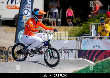 Besancon, Frankreich. 09. Juli 2023. BESANCON, FRANKREICH - JULI 9: Manon Veenstra der Niederlande erwärmt sich vor dem Finale der Frauen-Team-Zeitstudie an Tag 3 der UEC BMX-Europameisterschaft 2023 beim Complexe sportif du Rosemont am 9. Juli 2023 in Besancon, Frankreich (Foto von Rene Nijhuis/BSR-Agentur) Guthaben: BSR Agency/Alamy Live News Stockfoto