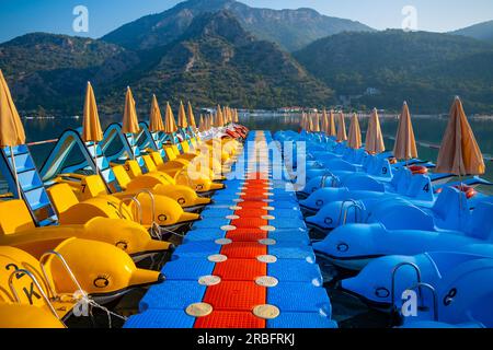 Farbenfrohe Katamarane am Strand von Oludeniz ohne Menschen am Morgen Stockfoto