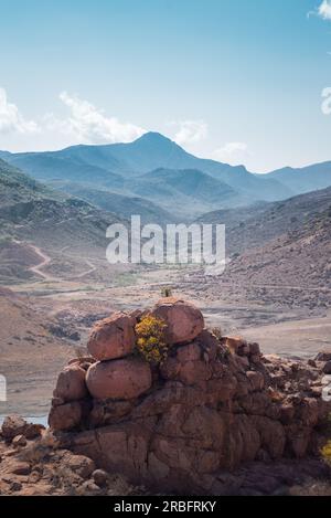 cima de una Montaña de piedras con vista de un valle rocoso con montañas al fondo en un día de Verano con cielo azul sin nubes, no people Stockfoto