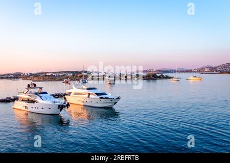 Der Hafen von Antiparos am Abend mit der Insel Paros im Hintergrund. Kykladen, Griechenland. Stockfoto