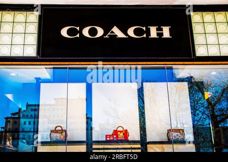 4-2022 Tulsa USA – Vorderseite des Coach Store mit Micky Mouse-Artikeln im Schaufenster Stockfoto