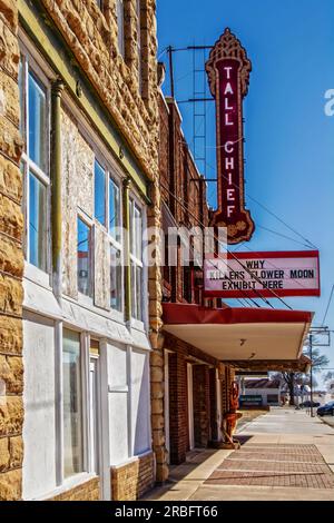 2202-03-16 Fairfax OK USA - Retro-Schild für das alte Tall Chief Theater und Zelt für die Killer des Blumenmondes in der kleinen Stadt Osage County, wo ein Filmset ist Stockfoto