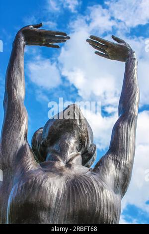 April 10 2013 Tulsa Oklahoma - niedriger Blick auf die Bronzestatue - eines der fünf Ballerinas der amerikanischen Ureinwohner von Oklahoma - die fünf Monde - mit Armen, die Sie erreichen Stockfoto