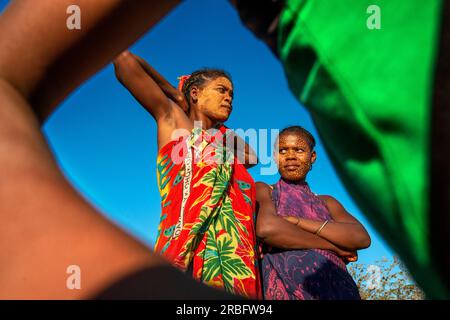 Madagassische morondava-Frauen in der baobab-Straße der ethnischen Sakalava mit Gesichtsmaske in Morondava, Menabe-Region, Madagaskar Stockfoto