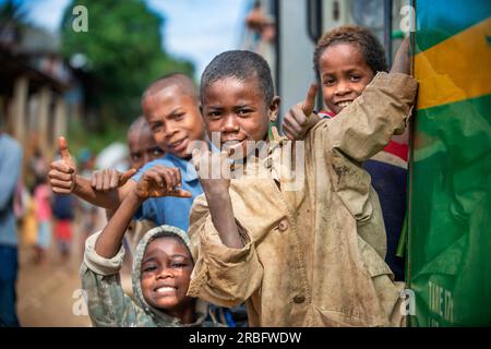 Ein alter Zug auf der Bahnlinie von Fianarantsoa nach Manakara, Madagaskar, Südostafrika. Oldtimer-Zug durch den Dschungel, Fianarantsoa-Côte Stockfoto