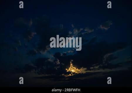 Blick auf den Mond in den Wolken am Nachthimmel Stockfoto