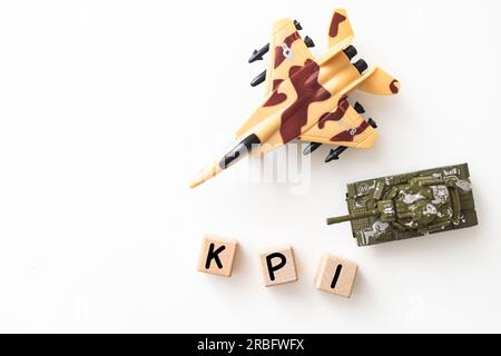 Mit kpi auf gelbem Hintergrund ausgekleidet. Militärpanzer. Kriegsaktivitäten. Konflikt zwischen Russland und der Ukraine. Protest gegen flachen Kopierraum Stockfoto