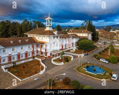 Luftaufnahme von Hôtel des Thermes, Thermalbad, Stadt Antsirabe, Region Vakinankaratra, Madagaskar, Afrika. Antsirabe ist die drittgrößte Stadt in Mada Stockfoto