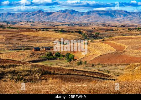 RN34 Straße zwischen Antsirabe und Mandoto durch Betafo und Andohanankivoka, Central Highlands, Vakinankaratra Region, Madagaskar, Afrika. Stockfoto