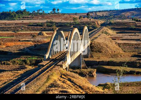 Zugbrücke Nerar Antanifotsy Dorf nahe Antsirabe, Central Highlands, Vakinankaratra Region, Central Madagascar, Afrika. Antanifotsy (auch Antani Stockfoto