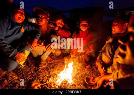 Kinder um ein Lagerfeuer in der Nähe des Dorfes Antanifotsy bei Antsirabe, Central Highlands, Vakinankaratra Region, Central Madagascar, Afrika. Antanifotsie Stockfoto