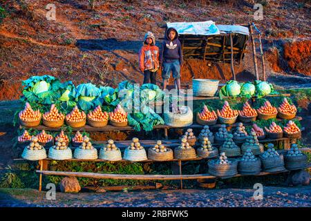 Lokaler Gemüsemarkt in der Nähe von Madagaskar; Antanifotsy; Dorf Antanifotsy; Madagaskar Antanifotsy; antsirabe; Region antsirabe; Architektur; Bauwesen; Stockfoto