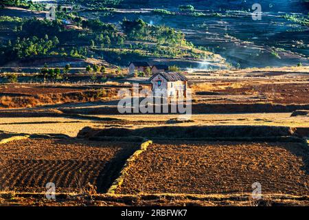 Schläuche des antanifotischen Dorfes in der Nähe von Antsirabe, Central Highlands, Vakinankaratra Region, Central Madagascar, Afrika. Antanifotsy (auch Antanifotsy Gara Stockfoto