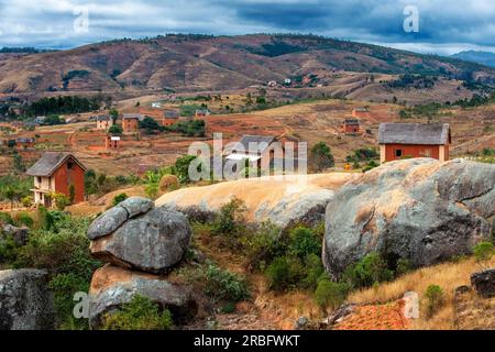 Schläuche des antanifotischen Dorfes in der Nähe von Antsirabe, Central Highlands, Vakinankaratra Region, Central Madagascar, Afrika. Antanifotsy (auch Antanifotsy Gara Stockfoto