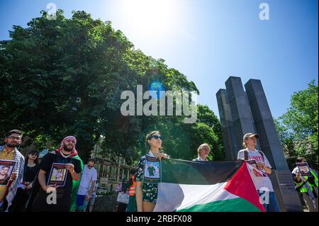 Demonstranten halten während des marsches der „Gerechtigkeit für Dschenin“ zum Friedenspalast eine Flagge. Am 3. Juli 2023 starteten die israelischen Streitkräfte eine gewaltsame Invasion des Dschenin- und Dschenin-Lagers als kollektive Bestrafung für den wachsenden palästinensischen Widerstand. Das Lager wurde von über 1000 israelischen Soldaten überfallen. Das Lager Dschenin wurde mit Drohnen, Raketen und bewaffneten Militärfahrzeugen angegriffen. 12 Palästinenser wurden getötet, vier von ihnen waren jünger als 18 Jahre und Dutzende weitere wurden verletzt. Israel sagte, es zielte auf Militanten ab. Die Infrastruktur des Lagers wurde zerstört und zwang die Bewohner von Dschenin zum Wiederaufbau. 3000 Palästinenser waren es Stockfoto