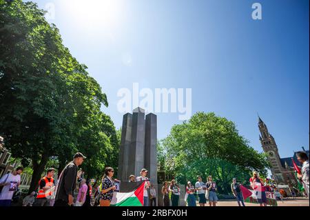 Demonstranten halten während des marsches der „Gerechtigkeit für Dschenin“ zum Friedenspalast eine Flagge. Am 3. Juli 2023 starteten die israelischen Streitkräfte eine gewaltsame Invasion des Dschenin- und Dschenin-Lagers als kollektive Bestrafung für den wachsenden palästinensischen Widerstand. Das Lager wurde von über 1000 israelischen Soldaten überfallen. Das Lager Dschenin wurde mit Drohnen, Raketen und bewaffneten Militärfahrzeugen angegriffen. 12 Palästinenser wurden getötet, vier von ihnen waren jünger als 18 Jahre und Dutzende weitere wurden verletzt. Israel sagte, es zielte auf Militanten ab. Die Infrastruktur des Lagers wurde zerstört und zwang die Bewohner von Dschenin zum Wiederaufbau. 3000 Palästinenser waren es Stockfoto