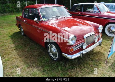 Ein Sunbeam Rapier aus dem Jahr 1966 parkte auf der 48th Historic Vehicle Gathering in Powderham, Devon, England, Großbritannien. Stockfoto