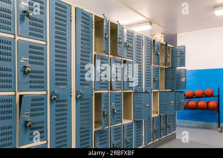 Altes, blaues Metallstudio, Fitnessraum, Schließfächer. Stockfoto
