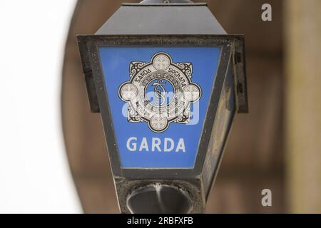 Gardai-Logo außerhalb des Bahnhofs Garda Stockfoto