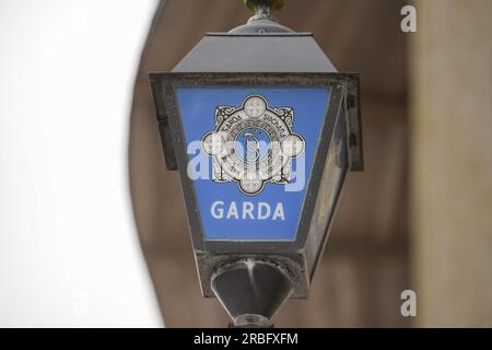 Gardai-Logo außerhalb des Bahnhofs Garda Stockfoto