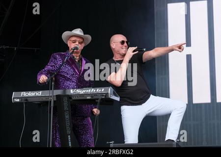 Martyn Ware, Keyboardspieler und Sänger und männlicher Sänger Glenn Gregory mit der englischen New Wave Band Heaven 17, live auf der Bühne des Let's Rock Festivals in Southampton. Stockfoto