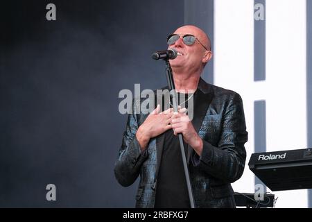 Führen Sie den männlichen Sänger Glenn Gregory mit der englischen New Wave Band Heaven 17 live auf der Bühne des Let's Rock Festivals in Southampton auf. Stockfoto